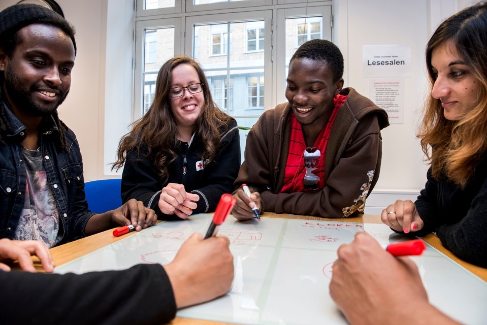 Fire som trener på norsk sammen