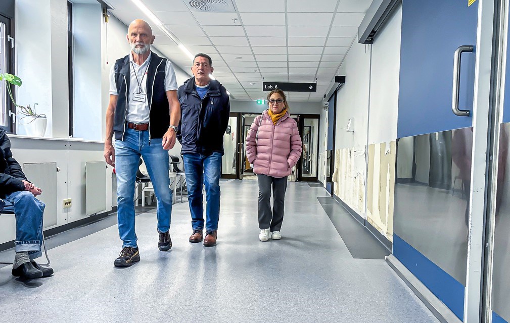 Røde Kors sykehusguide i Kristiansand viser pasienter veien på Sørlandet sykehus – frivillighet som gir trygghet og støtte i helsevesenet.