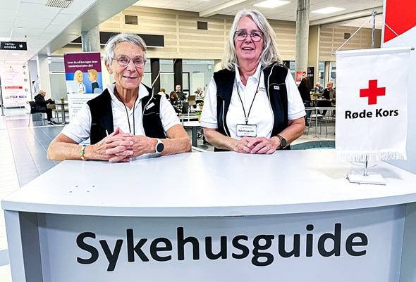 Frivillige sykehusguider fra Kristiansand Røde Kors hjelper pasienter og pårørende med å finne fram på Sørlandet sykehus.