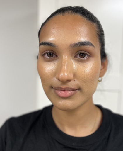 Portrettbilde av en ung kvinne som har et nøyetralt smill og har på seg shorte.