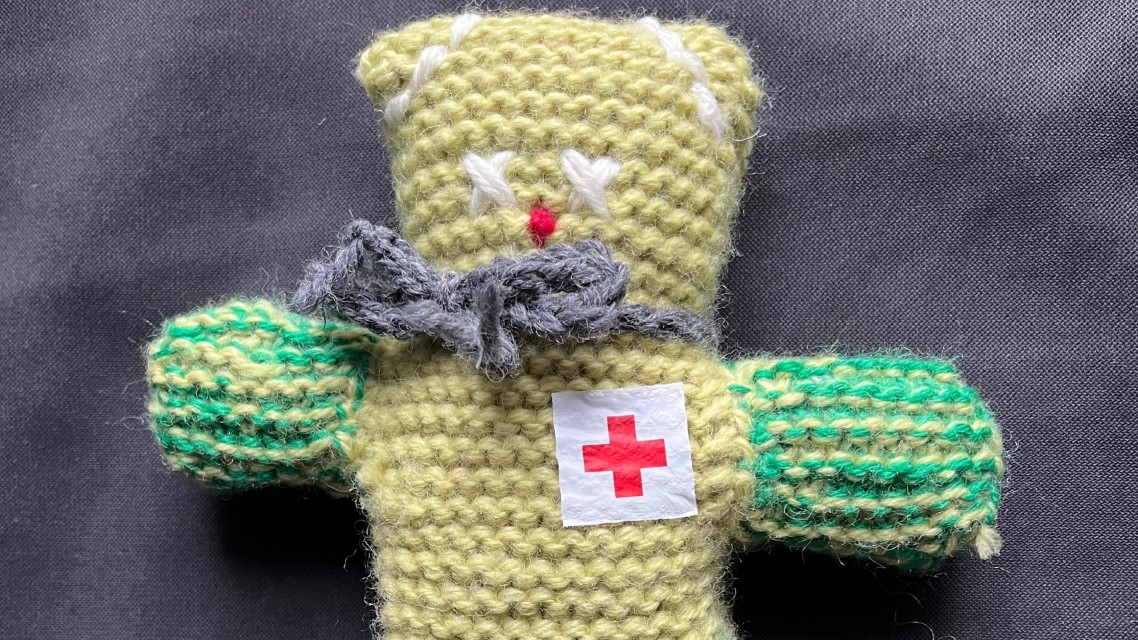 Strikket kosebamse ved navn Alex