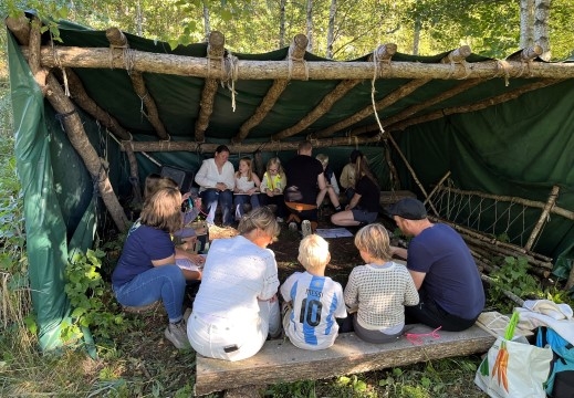 Barn og voksne sitter i gapahuken