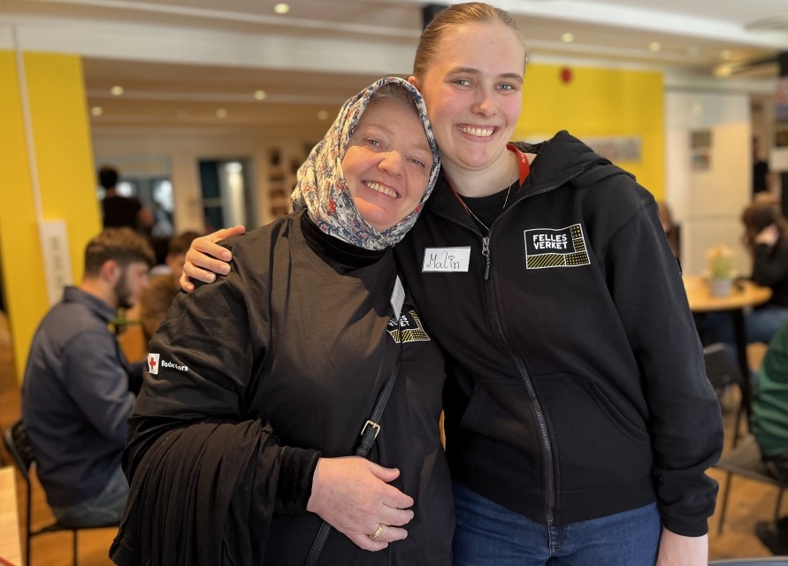 Eldre og ung frivillig