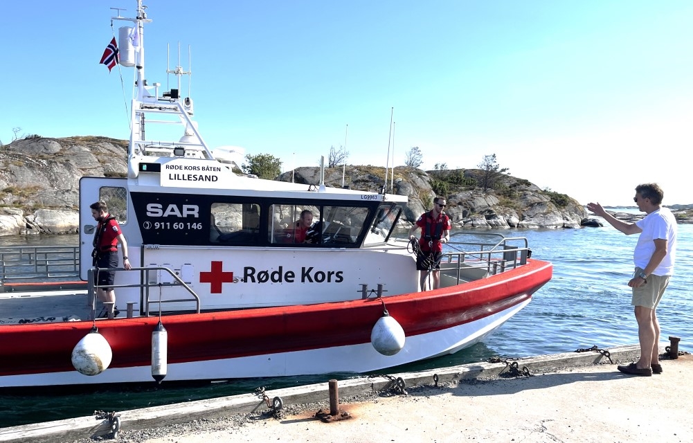 Røde Kors-båten fra Lillesand legger til ved Ågerøya