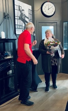 Audun gir Bente prisen på vegne av Hilde