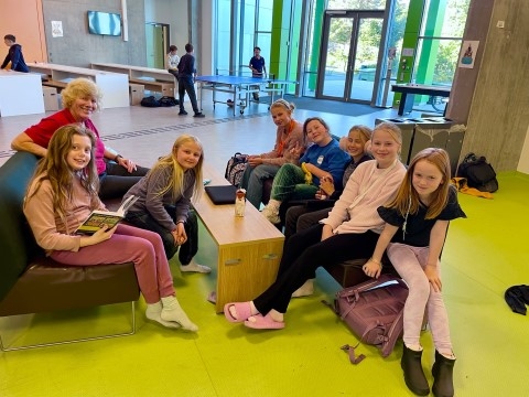 Barn i Tromøy fritidsforum sammen med Tromøy Røde Kors leder