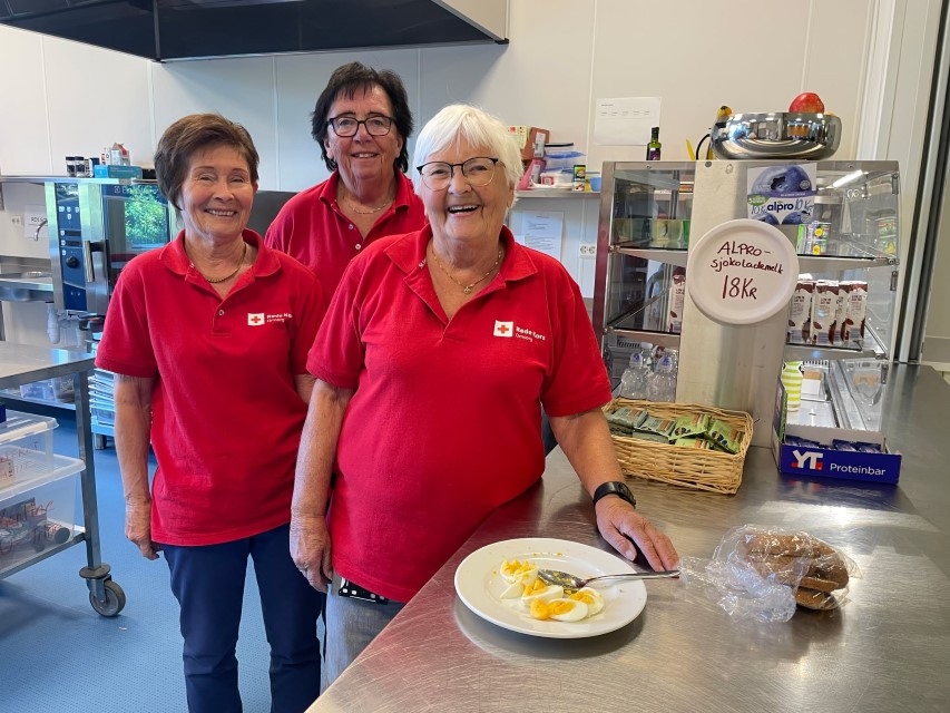 Frivillige lager mat for barna 