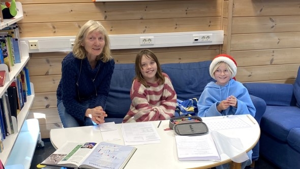 Leksehjelp er et av tilbudene ved skolene.