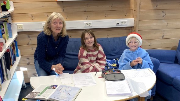 Leksehjelp er et av tilbudene ved skolene.