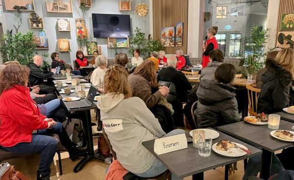 Folk som følger med på møtet