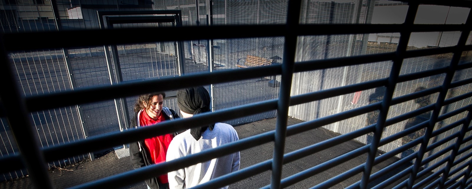 Personer i prat på Trandum