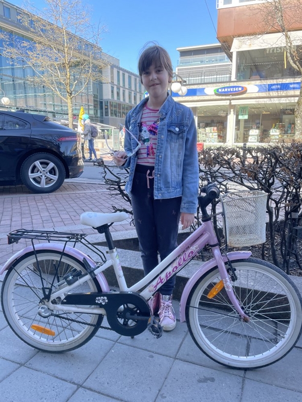 Hana gir bort sykkel