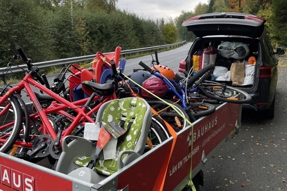 Sykler og klær på vei