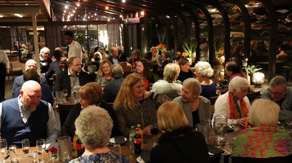 Glade frivillige på festmiddag