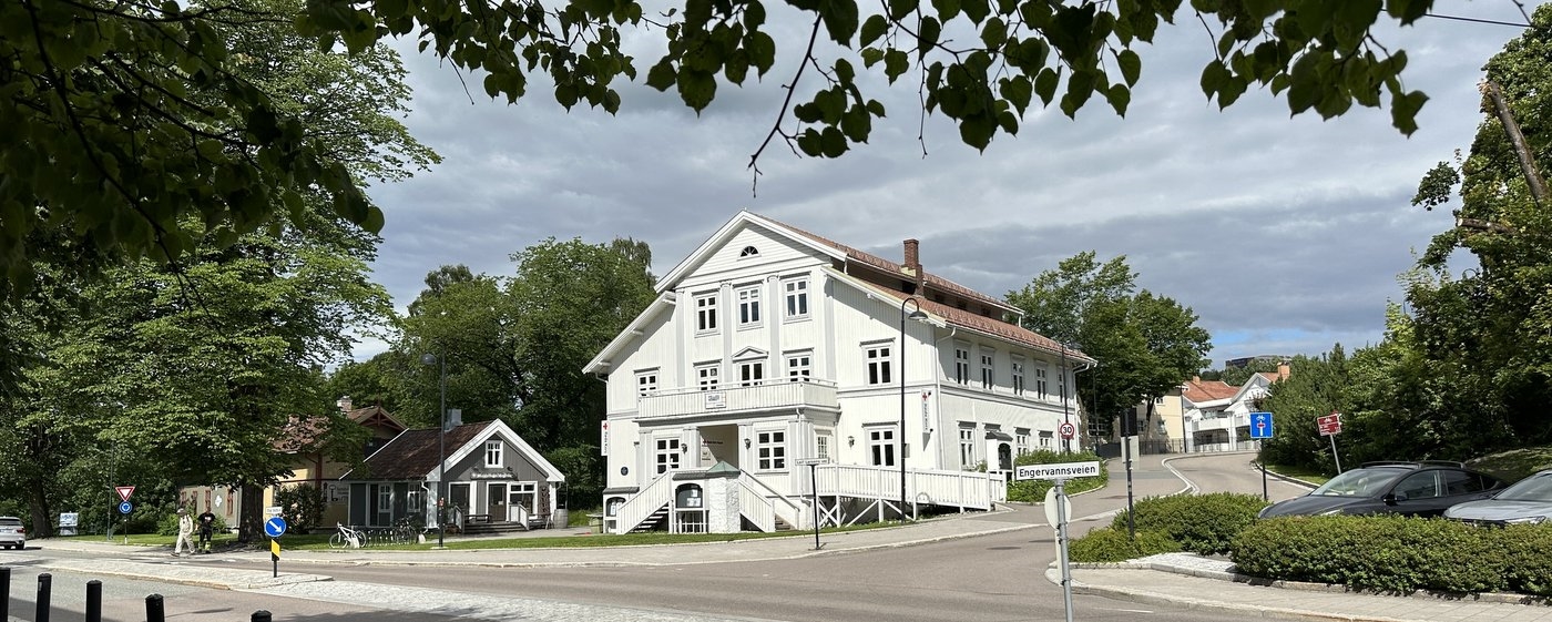 Hvitt trehus med trapper