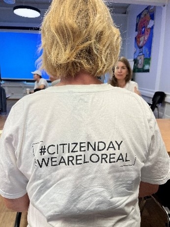 Dame med ryggen mot kamera