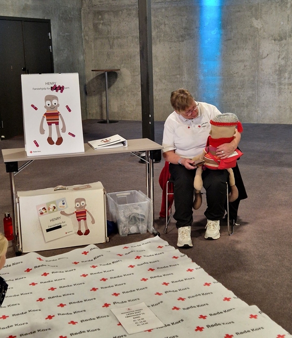 Dame som viser frem Henry