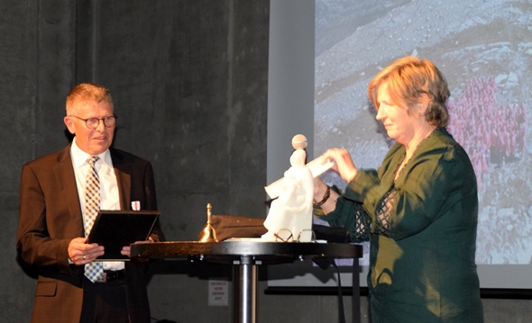 Mann som får oppmerksomhet