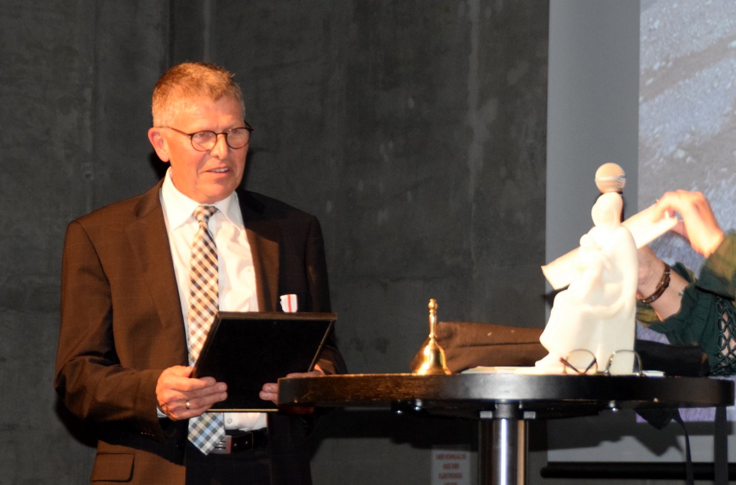 Mann som får oppmerksomhet