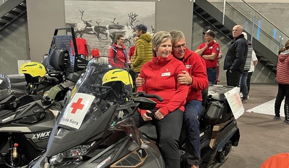 Mann og dame som stiller opp på bilde