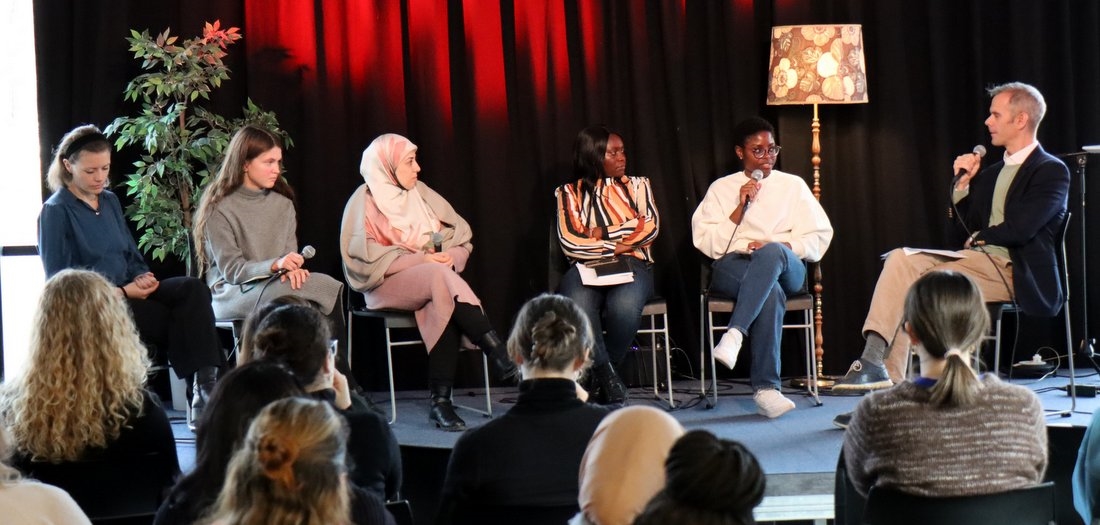 Personer som prater i gruppe