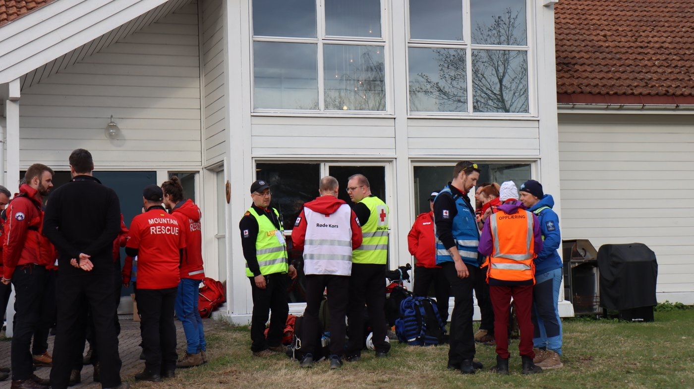 Frivillige som øver. 