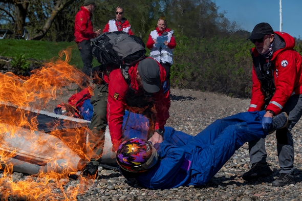 to personer hjelper en mann på bakken