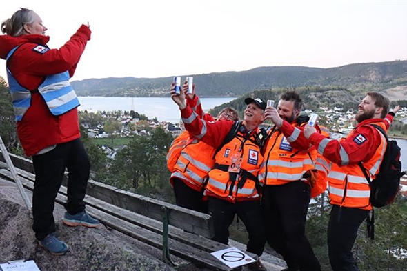 en dame tar bilder av fire menn i