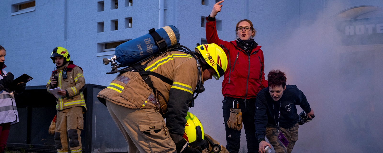øvelse med en skadet person på bakken
