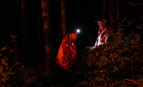 et redningsoppdrag i mørket en mann finner en savnet person