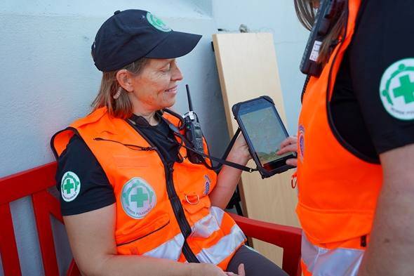 to frivillige hjelpearbeidere