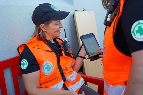 to frivillige hjelpearbeidere