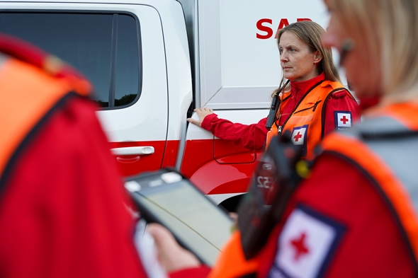 frivillige i røde kors uniform