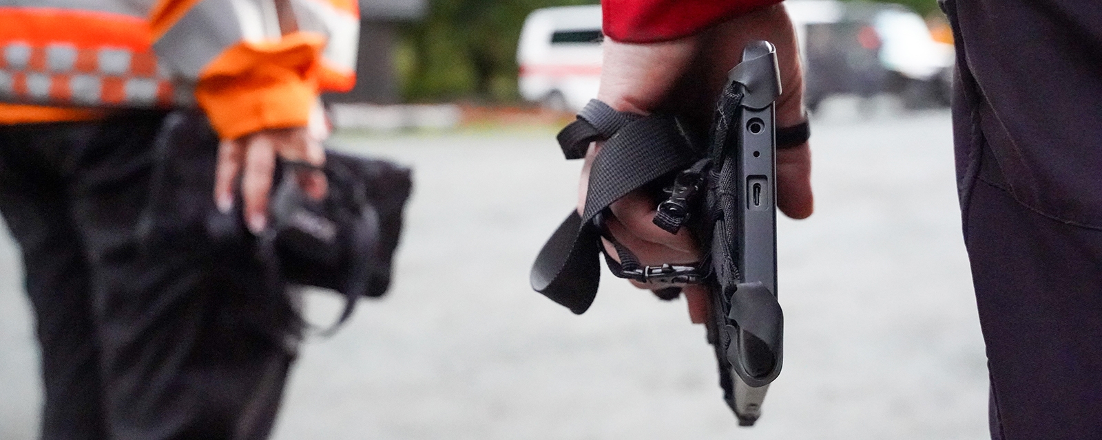 hender som holder en ipad