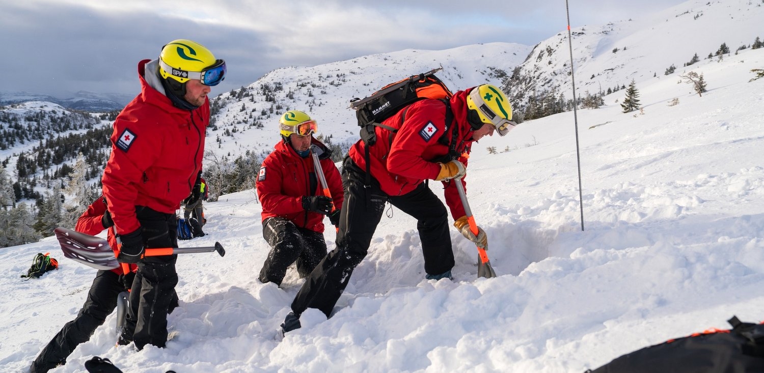 Personer som graver i snøen