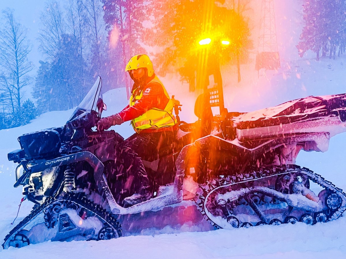 Person som måker snø