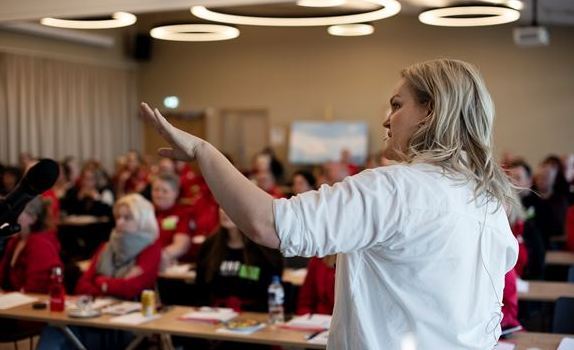 Frivillige som smiler