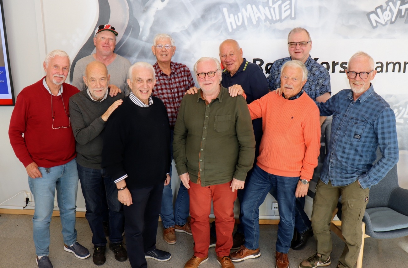 Menn som hygger seg i fine lokaler