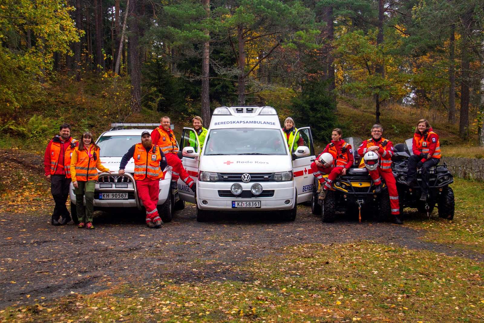 Frivillige hjelpekorpsere og deres kjøretøy i skogen