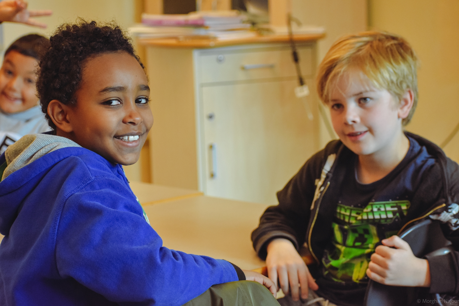 To elever titter i kamera