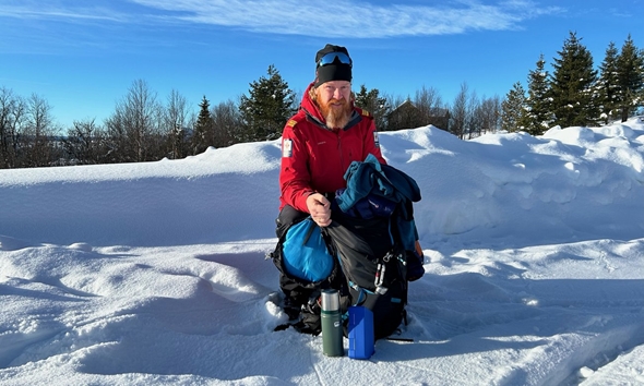 Mann som klargjør ting