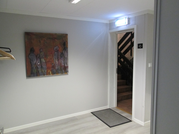 Inngangsdør med hvite vegger