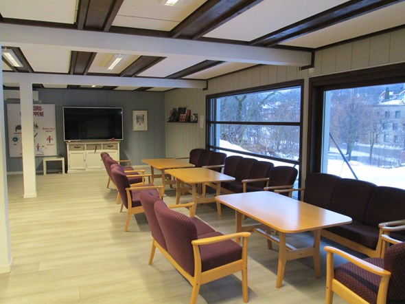 Rader med bord, stoler og sofa