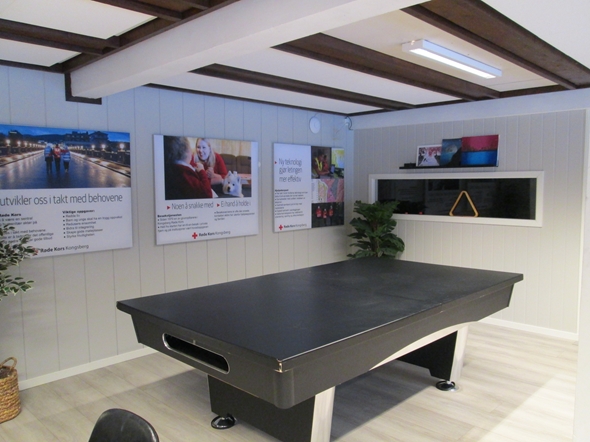 Biljardbord, plakater på veggene