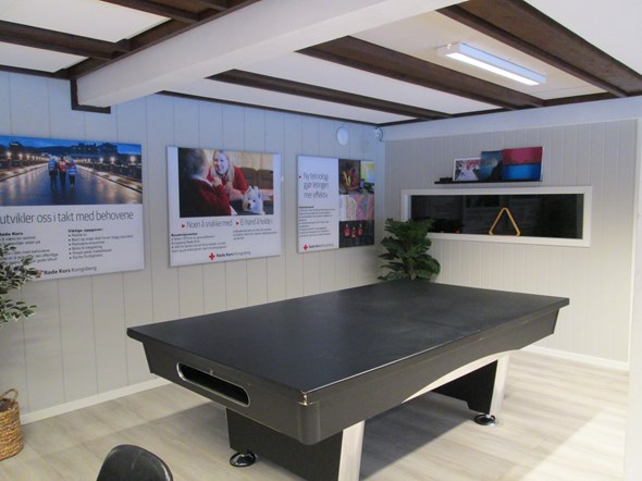 Biljardbord, plakater på veggene