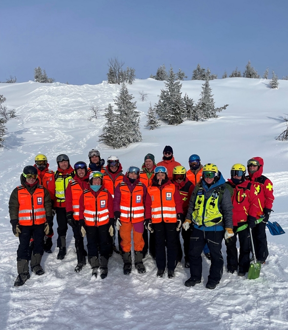 Personer som gjør en jobb på fjellet.