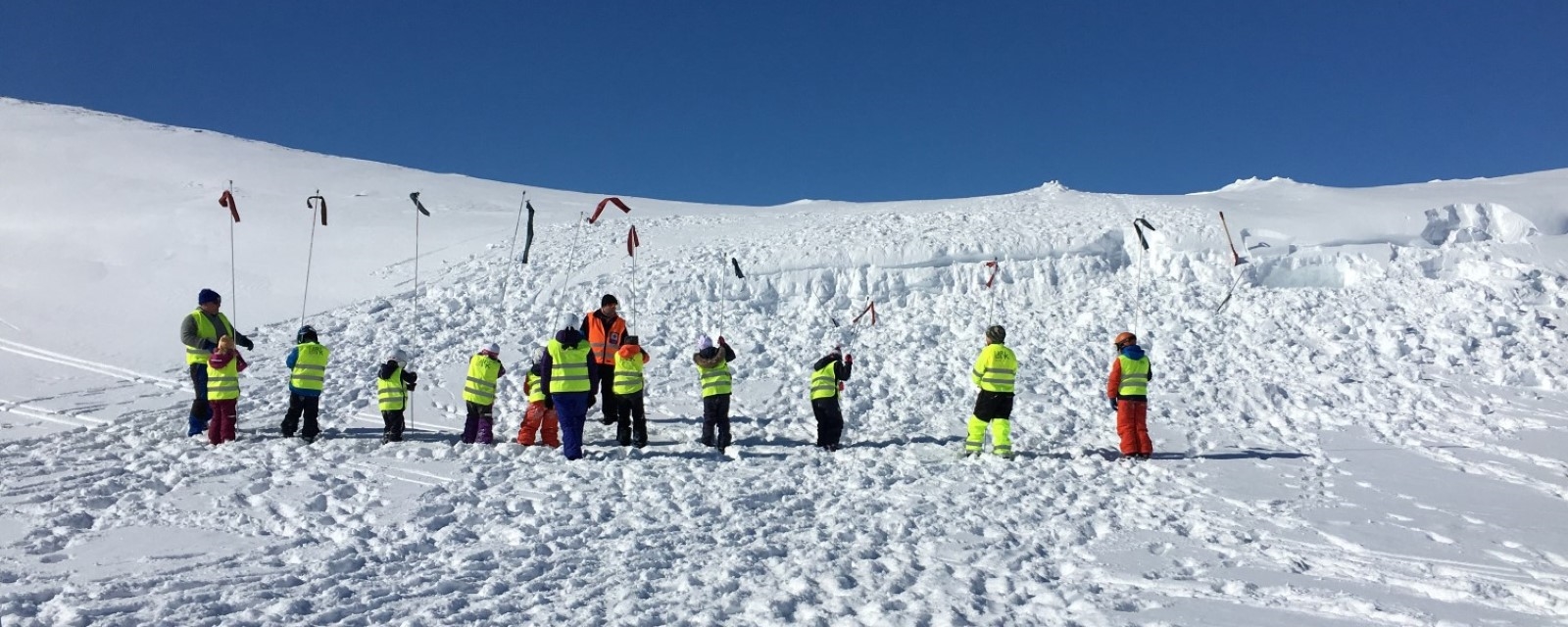 10 barn på rekke i skred søk trening