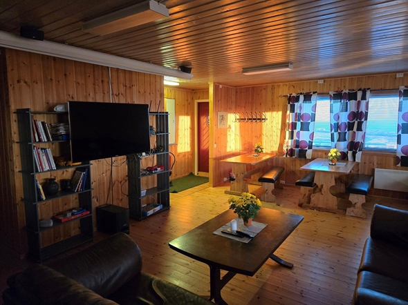 Stuen i Domshytta med stol, TV og bord