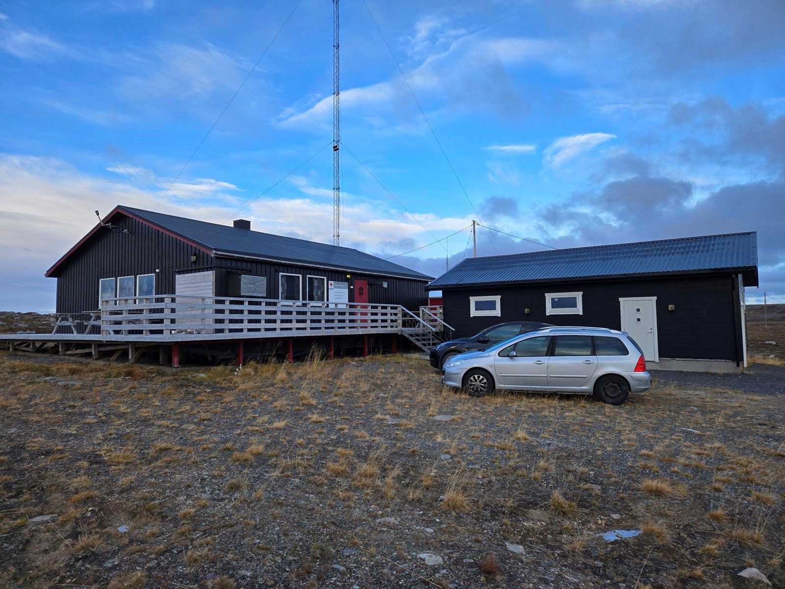 Bilde av hytte og garasje