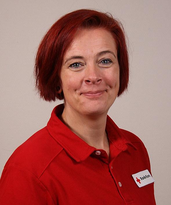 Bilde av kvinne i røde kors-t-skjorte.